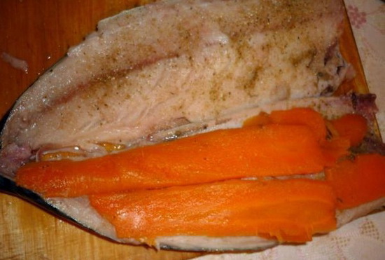 Вкусная фаршированная скумбрия, тушеная с морковью и луком 3