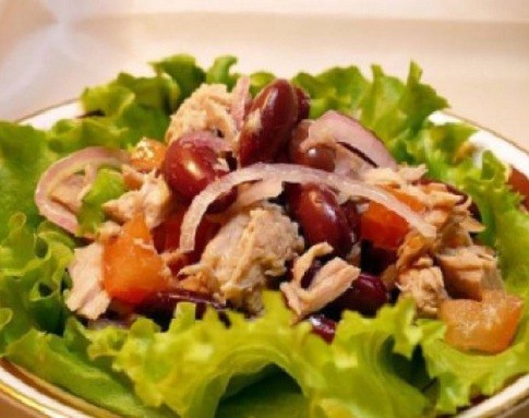 Диетический салат с тунцом консервированным, огурцом и помидорами 1