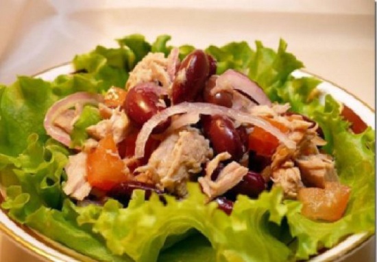 Диетический салат с тунцом консервированным, огурцом и помидорами 1