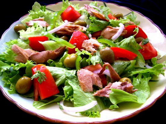 Диетический салат с тунцом консервированным, огурцом и помидорами 2