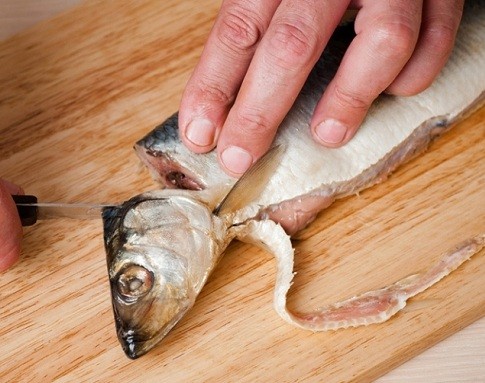 Как чистить селедку от костей - видео, как можно очистить рыбу одним движением 1