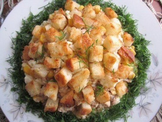 Простой салат с печенью трески рецепт - с рисом и картофелем слоями 2