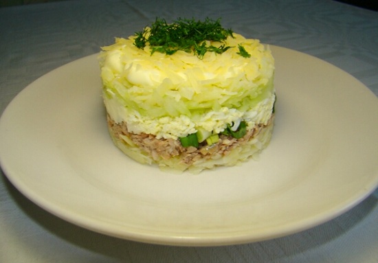 Салат с сайрой консервированной слоями с картофелем 1