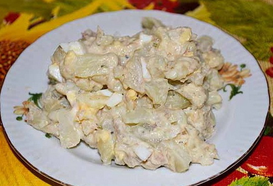 Салат с сайрой консервированной слоями с картофелем 4
