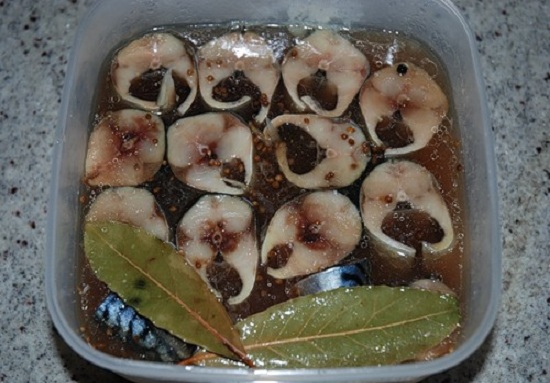 Скумбрия, маринованная с маслом, луком и уксусом - 6 пошаговых фото в рецепте