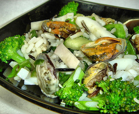 Вкусный салат из маринованных мидий