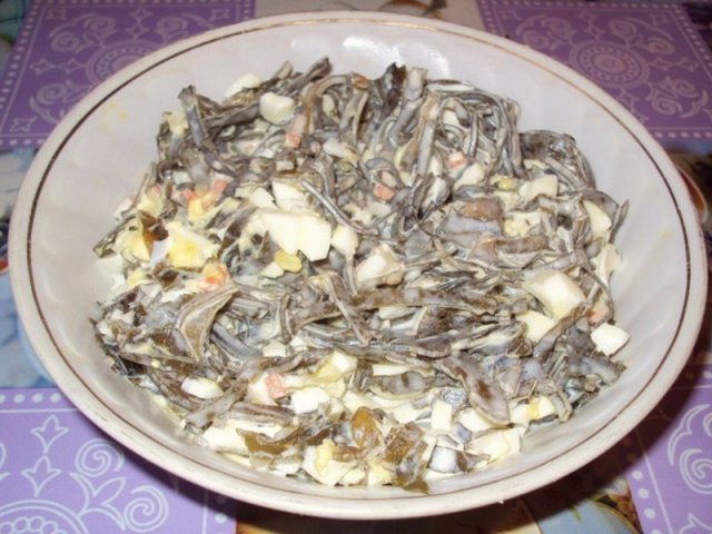 салат из морской капусты с яйцом и луком 1