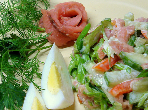 Вкусный салат с соленой горбушей с картошкой, капустой и клюквой