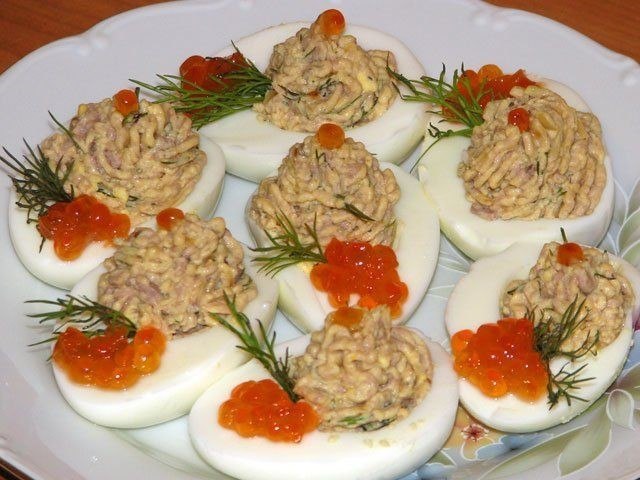 яйца фаршированные печенью трески 1