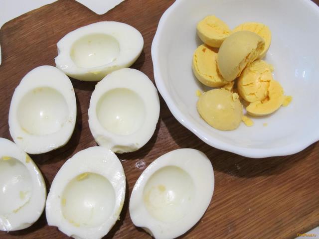 яйца фаршированные печенью трески 2